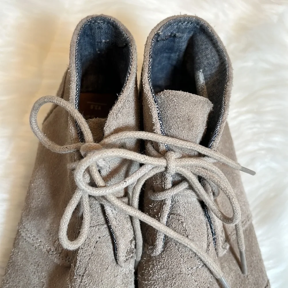 TOMS Tan Wedge Lace Youth Shoe